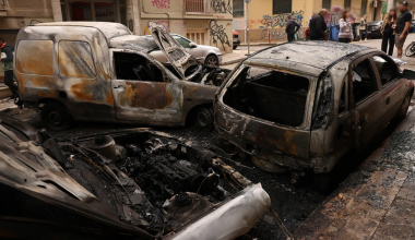 Aυτοκίνητα στην Κυψέλη έγιναν παρανάλωμα του πυρός – Δείτε φωτογραφίες