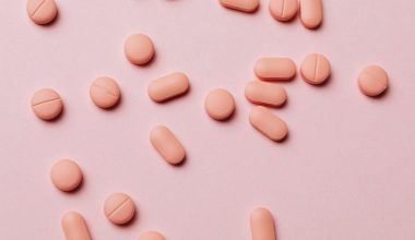 Τελικά είναι ασφαλής η ιβουπροφαίνη; – Οι βραχυπρόθεσμες παρενέργειες και οι αλληλεπιδράσεις με φάρμακα