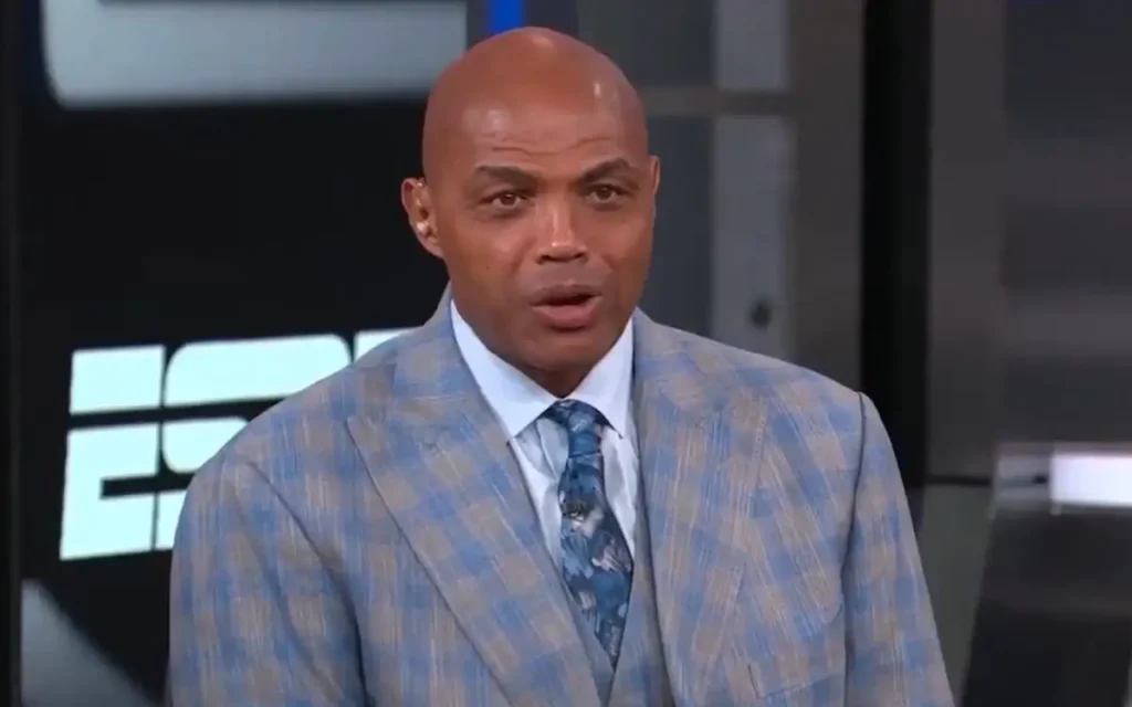 Ο Τσαρλς Μπάρκλεϊ έριξε τις σπόντες του για τους Μπακς: «Κυκλοφορούν άθλιοι τύποι στα αποδυτήρια» (βίντεο)