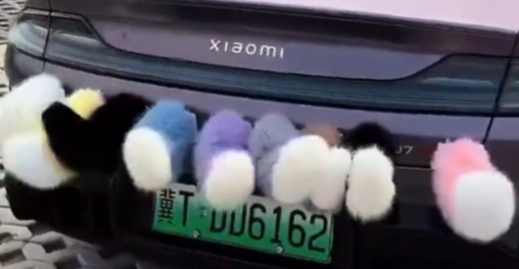 Tι άλλο θα σκεφτούν στην Κίνα: Οδηγοί βάζουν… «γούνινη» ουρά στα αυτοκίνητά τους (βίντεο)