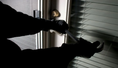 Βίντεο ντοκουμέντο από την αποτυχημένη διάρρηξη σε καφετέρια στην Πολίχνη: Ο δράστης έπεσε από ύψος 2,5 μέτρων