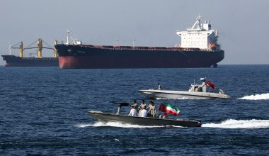 Ιρανικό υπερδεξαμενόπλοιο πέρασε ανενόχλητο από τα Στενά του Ορμούζ παρά τον αμερικανικό αποκλεισμό