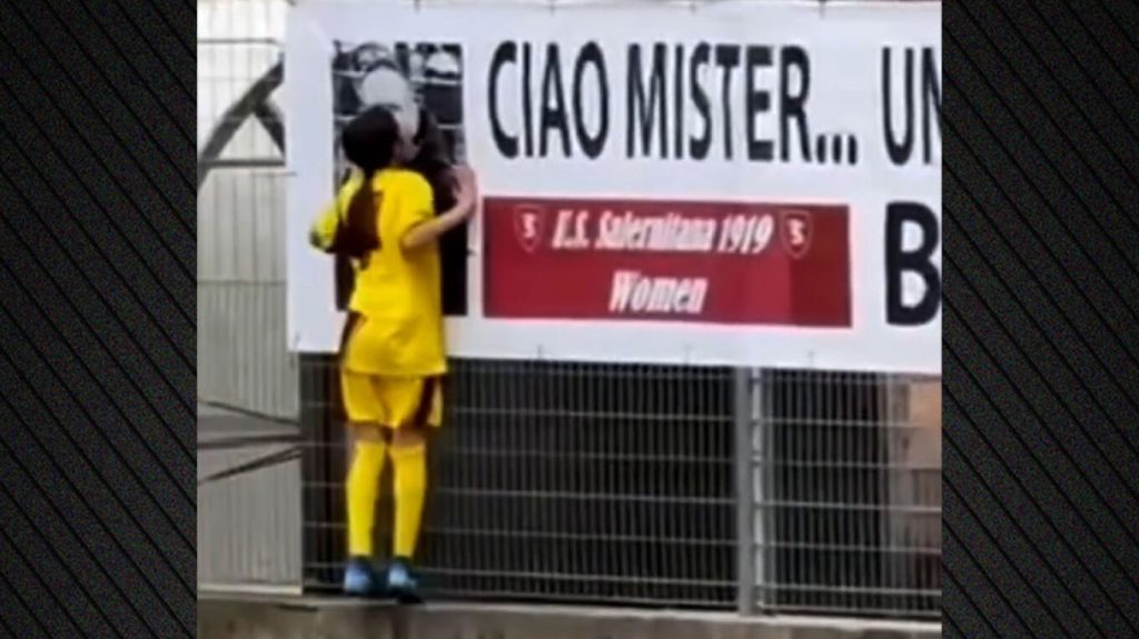 Νεαρή ποδοσφαιρίστρια σκόραρε και έτρεξε για να φιλήσει την φωτογραφία του προπονητή της που έφυγε από τη ζωή