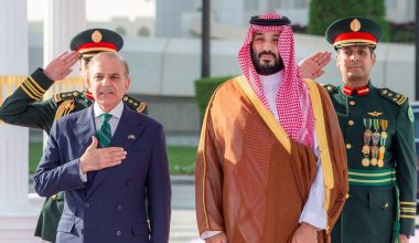 Η Σαουδική Αραβία στέλνει έκτακτο πακέτο στήριξης ύψους 3 δισ. δολαρίων στο Πακιστάν – Ο λόγος