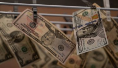 Κίνα: Γυναίκα βγήκε στο μπαλκόνι και πέταξε 162.000 δολάρια! – Δείτε για ποιο λόγο (βίντεο)