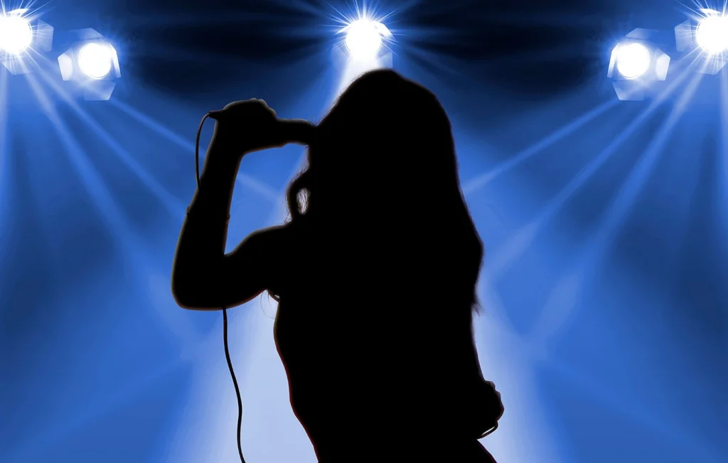 Καθαρίστρια καταγγέλλει για εξαπάτηση γιο γνωστής τραγουδίστριας: «Πήραν τον κωδικό μου και με χρεώνουν»