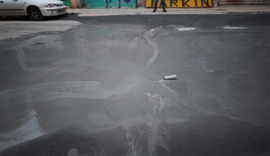 Γέμισε υγροποιημένο τσιμέντο δρόμος της Κυψέλης – Βγαίνει από την αυλή εγκαταλειμμένου σπιτιού (φώτο)