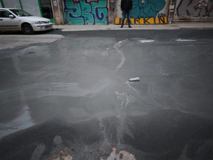 Γέμισε υγροποιημένο «τσιμέντο» δρόμος της Κυψέλης – Βγαίνει από την αυλή εγκαταλειμμένου σπιτιού (φώτο)