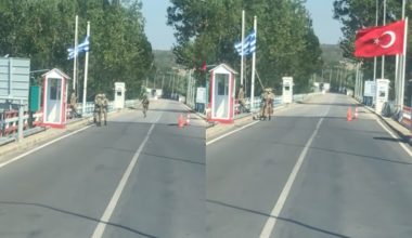Viral η στιγμή που στρατιώτης ξεδιπλώνει την μπλεγμένη ελληνική σημαία στον ‘Εβρο