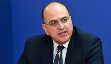 Ο Σ.Κασσελάκης υπολογίζει πόσα χρήματα πρέπει να επιστρέψει ο Μ.Λαζαρίδης