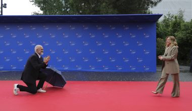 Έντι Ράμα: Γονάτισε μπροστά στην Ιταλίδα πρωθυπουργό Τζ.Μελόνι (βίντεο)