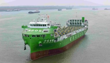 Κίνα: Απέπλευσε το πρώτο ηλεκτρικό πλοίο μεταφοράς εμπορευματοκιβωτίων