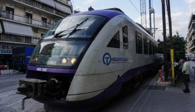 Πάτρα: Αμαξοστοιχία του Προαστιακού συγκρούστηκε με αυτοκίνητο που ήταν παρκαρισμένο στις γραμμές