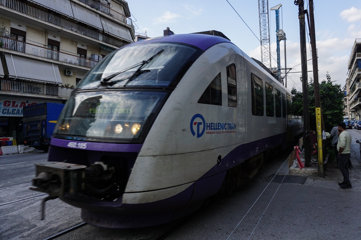 Πάτρα: Αμαξοστοιχία του Προαστιακού συγκρούστηκε με αυτοκίνητο που ήταν παρκαρισμένο στις γραμμές