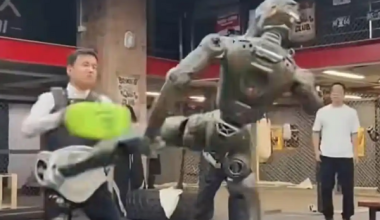 Βίντεο: Ένα ανθρωποειδές ρομπότ αμερικανικής εταιρείας διαλύθηκε ολοσχερώς από το κινεζικό Zhongqing T800!