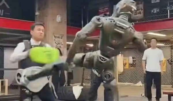 Βίντεο: Ένα ανθρωποειδές ρομπότ αμερικανικής εταιρείας διαλύθηκε ολοσχερώς από το κινεζικό Zhongqing T800!