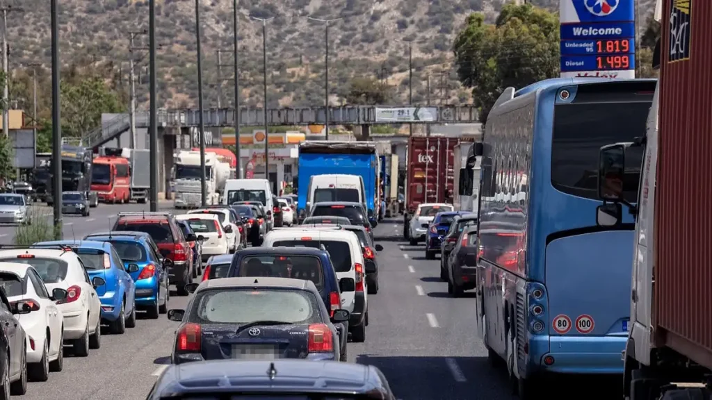 Καραμπόλα τριών οχημάτων στην Αττική Οδό: Πού σημειώνονται καθυστερήσεις