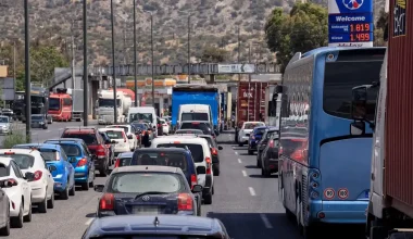 Καραμπόλα τριών οχημάτων στην Αττική Οδό: Πού σημειώνονται καθυστερήσεις