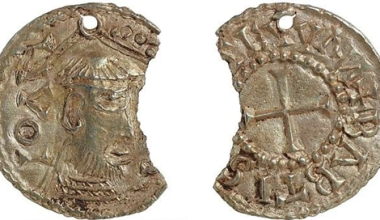 Σπουδαία ανακάλυψη στη Βρετανία: Βρέθηκε χρυσό νόμισμα 1.200 ετών συνδέει τους Βίκινγκς με τον Ιησού Χριστό (φώτο)