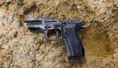 Εντοπίστηκε όπλο στην ελεύθερη παραλία της Βάρκιζας (φώτο)