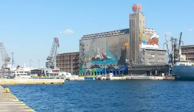 Πειραιάς: Όχημα εξετράπη της πορείας του και κατέληξε στη θάλασσα στην Ακτή Ξαβέρη – Σώος ο οδηγός