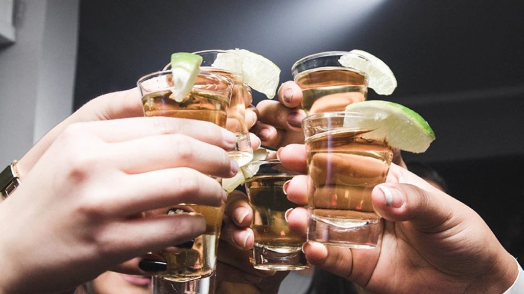 Αποζημίωση «μαμούθ» σε γυναίκα που τραυματίστηκε αφού της σέρβιραν 14 σφηνάκια σε κρουαζιερόπλοιο (βίντεο)