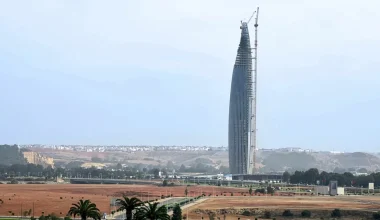 «Μοχάμεντ ΣΤ΄»: Αυτός είναι ο τρίτος ψηλότερος πύργος σε όλη την Αφρική – Έχει ύψος 250 μέτρα (φώτο)