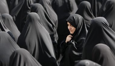 Τεχεράνη: Στρατιωτική δύναμη από ένοπλες μαυροφορεμένες γυναίκες παρέλασε στους κεντρικούς δρόμους