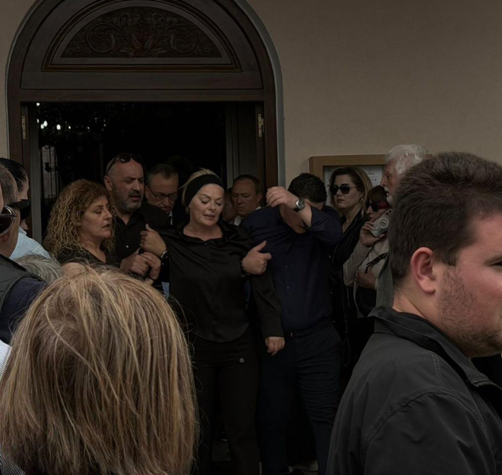 Εικόνες αρχαίας τραγωδίας στην κηδεία της 19χρονης Μυρτούς: «Καλό ταξίδι αγγελούδι μου» (βίντεο & φωτογραφίες)