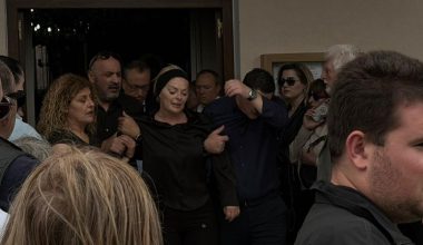 Εικόνες αρχαίας τραγωδίας στην κηδεία της 19χρονης Μυρτούς: «Καλό ταξίδι αγγελούδι μου» (βίντεο & φωτογραφίες)