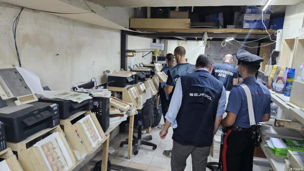 Το 27% όλων των πλαστών ευρώ στην Ευρώπη το 2023 εκτυπώθηκε από ένα μόνο άτομο στο δικό του γκαράζ! (βίντεο)