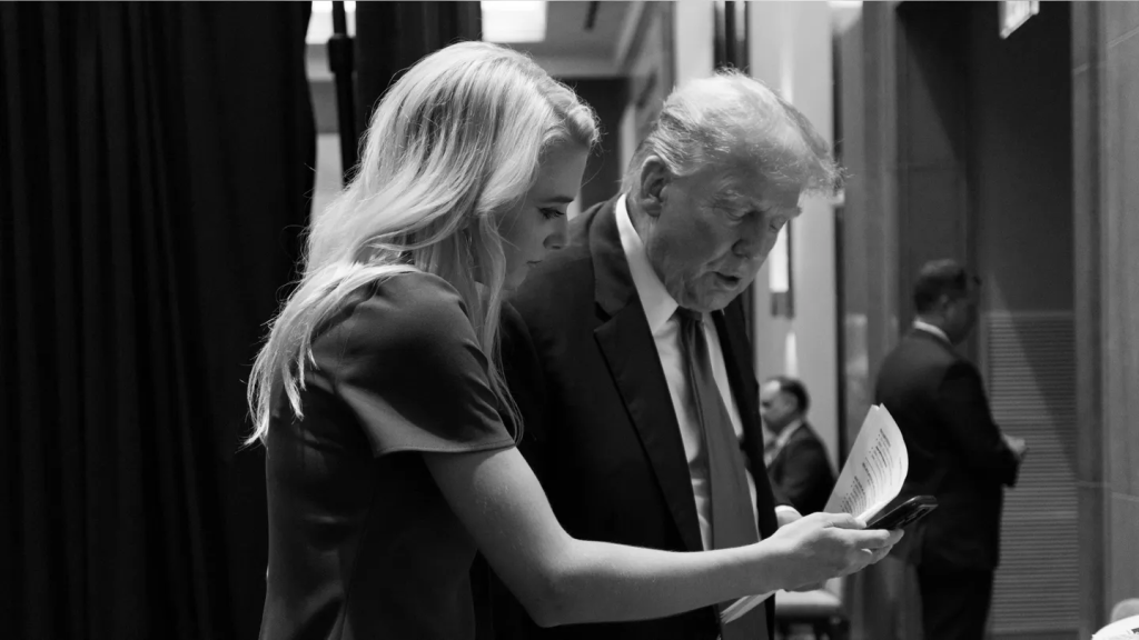 Ποια είναι η μυστηριώδης ξανθιά γυναίκα-σκιά του Ντόναλντ Τραμπ;