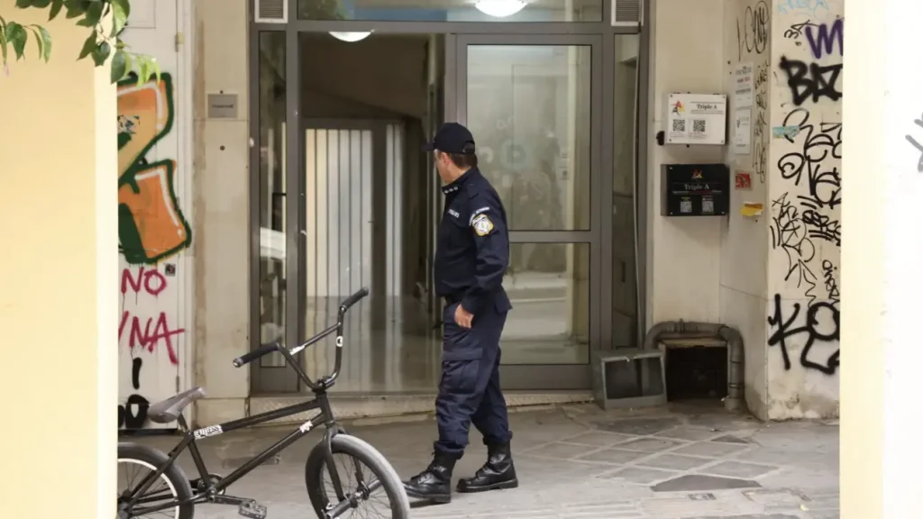 Αυτά είναι τα δύο σενάρια που εξετάζει η ΕΛ.ΑΣ. για τον θάνατο της 30χρονης γυναίκας στο κέντρο της Αθήνας