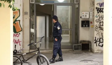 Αυτά είναι τα δύο σενάρια που εξετάζει η ΕΛ.ΑΣ. για τον θάνατο της 30χρονης γυναίκας στο κέντρο της Αθήνας