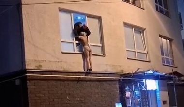 Βίντεο: Εκδιδόμενη γυναίκα στην Ρωσία προσπαθεί να ξεφύγει από τους αστυνομικούς χρησιμοποιώντας το παράθυρο
