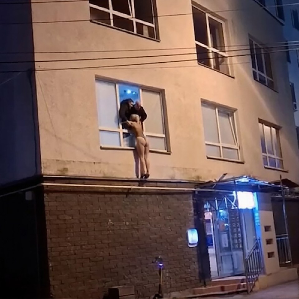 Βίντεο: Εκδιδόμενη γυναίκα στην Ρωσία προσπαθεί να ξεφύγει από τους αστυνομικούς χρησιμοποιώντας το παράθυρο