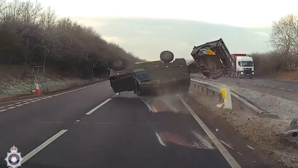 Βρετανία: Στρατιωτικό όχημα ανετράπη σε πολυσύχναστο αυτοκινητόδρομο – Δείτε βίντεο