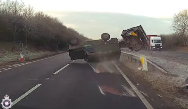 Βρετανία: Στρατιωτικό όχημα ανετράπη σε πολυσύχναστο αυτοκινητόδρομο – Δείτε βίντεο