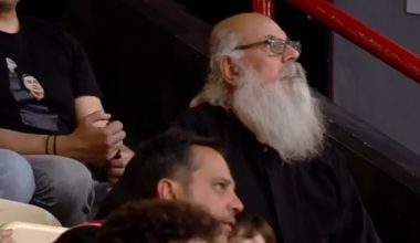 Τι κι αν είναι παπάς; – Με τα ράσα στο ΣΕΦ για το Ολυμπιακός – Μιλάνο