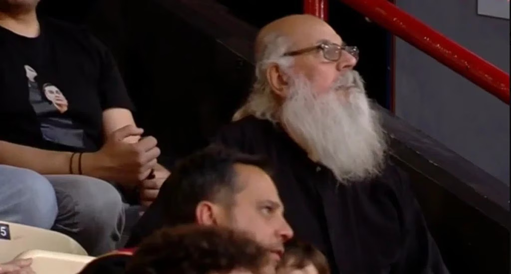 Τι κι αν είναι παπάς; – Με τα ράσα στο ΣΕΦ για το Ολυμπιακός – Μιλάνο