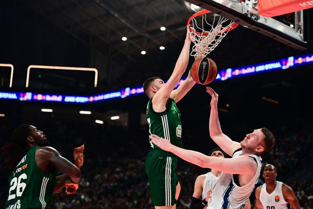 Εντυπωσιακό κάρφωμα του Ν.Ρογκαβόπουλου στον Ρόλαντς Σμιτς της Εφές Ανατολού (βίντεο)