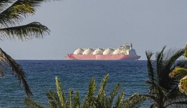 Τρία ιρανικά πετρελαιοφόρα πέρασαν τα Στενά του Ορμούζ μετά τον αποκλεισμό από τις ΗΠΑ