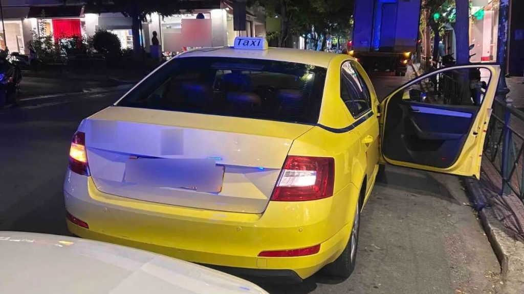 Αστυνομικοί «τσάκωσαν» στο λιμάνι του Πειραιά οδηγό ταξί να έχει πλαστή άδεια