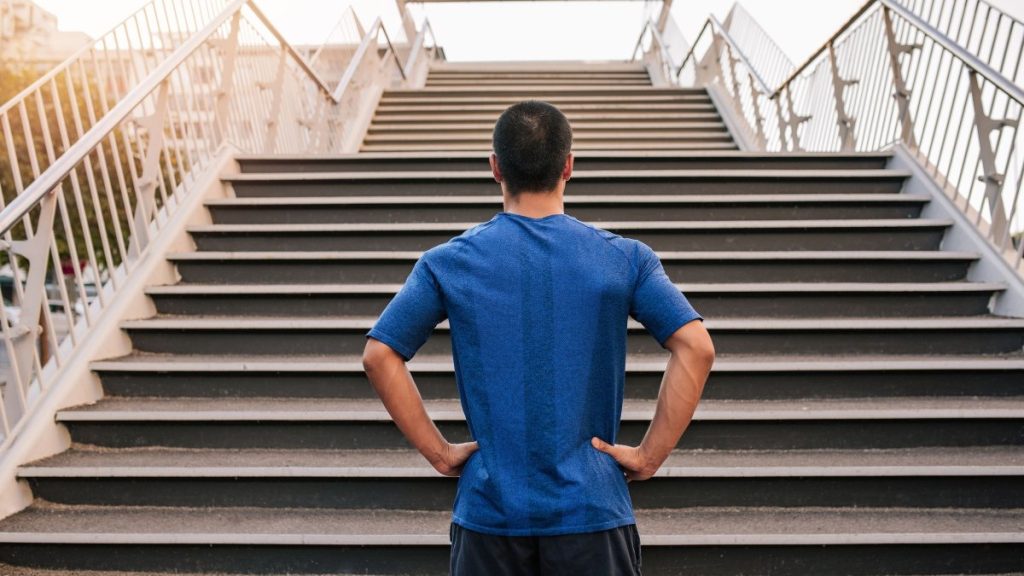 Οι ασκήσεις στο περπάτημα που θα σας βοηθήσουν να ανεβαίνετε σκάλες χωρίς να λαχανιάζετε (φώτο)