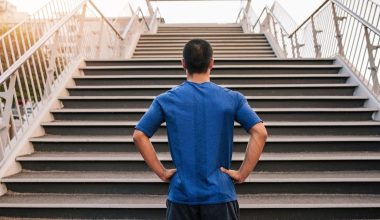 Οι ασκήσεις στο περπάτημα που θα σας βοηθήσουν να ανεβαίνετε σκάλες χωρίς να λαχανιάζετε (φώτο)