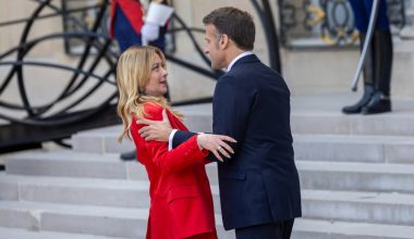 Βίντεο: Ο Ε.Μακρόν είναι πολύ «χαρούμενος» που είδε την Τ.Μελόνι