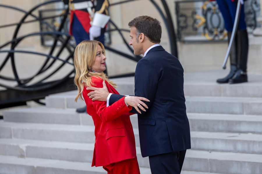 Βίντεο: Ο Ε.Μακρόν ήταν πολύ «χαρούμενος» που είδε την Τ.Μελόνι και την φίλησε… «θερμά»