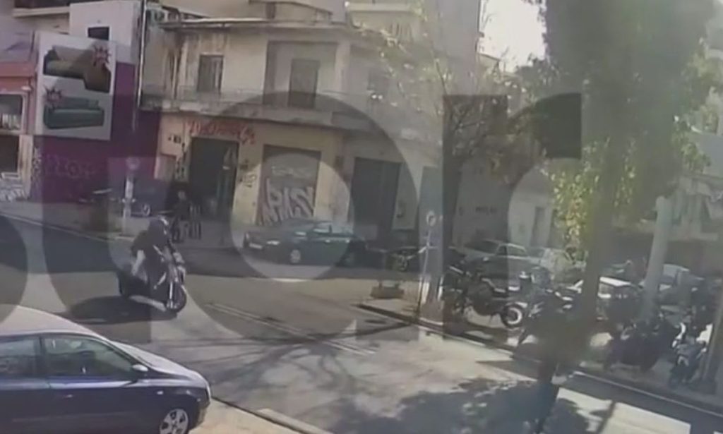 Βίντεο: Η στιγμή που μηχανή παρασέρνει και εγκαταλείπει 16χρονη στην Λιοσίων