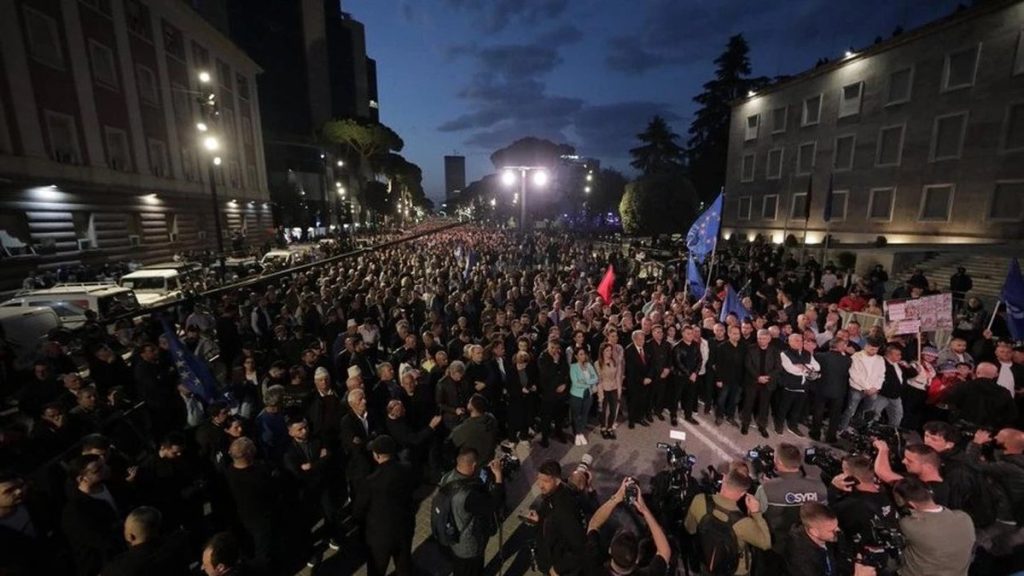 Καζάνι που «βράζει» η Αλβανία: Πεδίο μάχης οι διαδηλώσεις κατά του Έντι Ράμα στα Τίρανα (βίντεο)