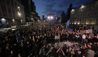 Καζάνι που «βράζει» η Αλβανία: Πεδίο μάχης οι διαδηλώσεις κατά του Έντι Ράμα στα Τίρανα (βίντεο)